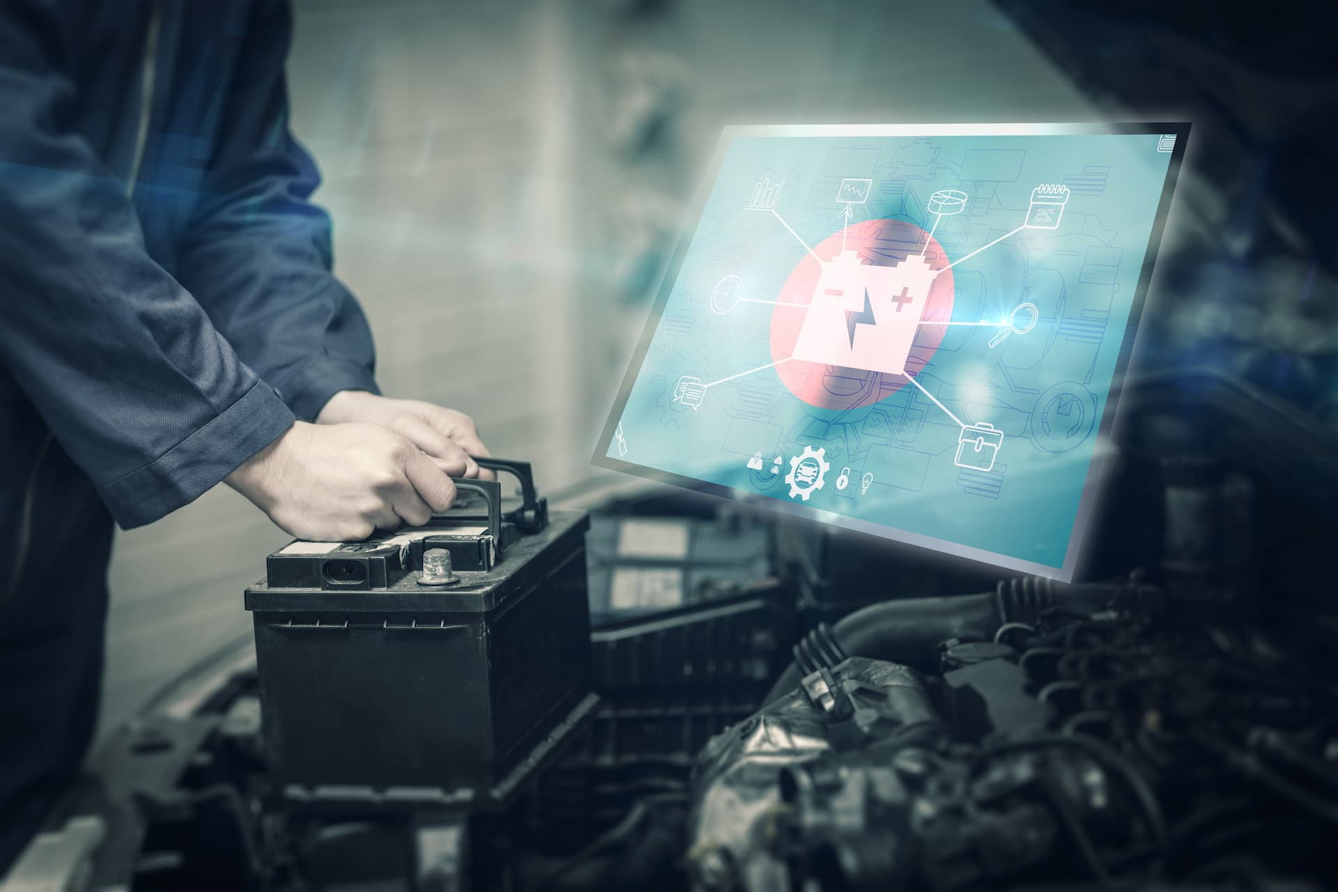 Fachkraft arbeitet an einer Batterie